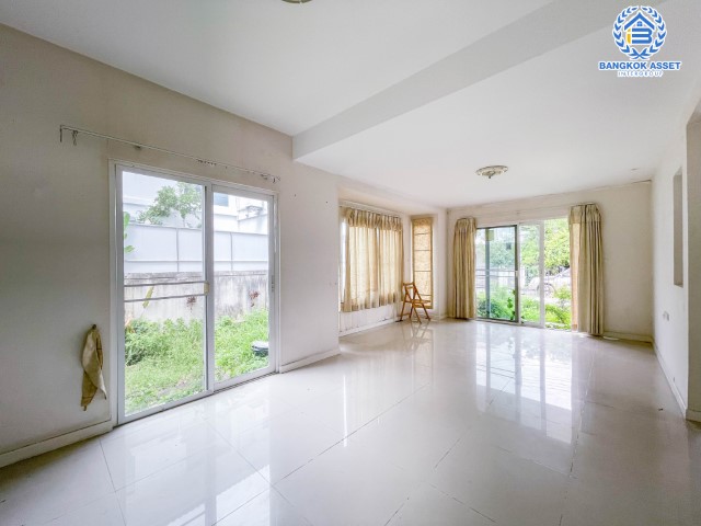 บ้านเดี่ยวมือสองย่านนครปฐม ม.พฤกษ์ลดา ปิ่นเกล้า-สาย5 เนื้อที่กว้าง 50 ตร.ว. ฟังก์ชัน 3 ห้องนอน 2 ห้องน้ำ ที่จอดรถ 2 คัน บ้านพร้อมอยู่ คุณภาพระดับแบรนด์ L&H โครงการตั้งบนทำเลเดินทางสะดวก ใกล้เซ็นทรัลศาลายา เชื่อมต่อถนนบรมราชชนนี, ถนนพุทธมณฑลสาย 5, ถนนปิ่นเกล้า-นครชัยศรี จองเลย!...